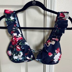 NWOT Cupshe floral bikini top. Size large.